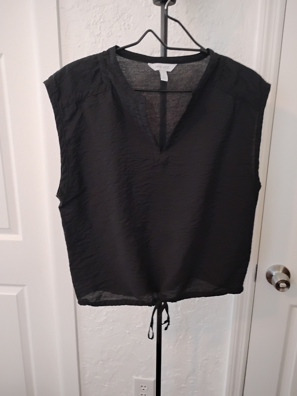 Nine West Black Sleeveless V-Neck Tie-Hem Blouse Size L